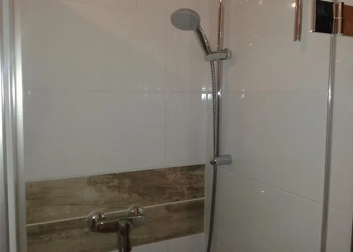 - & Quiet Apartman *